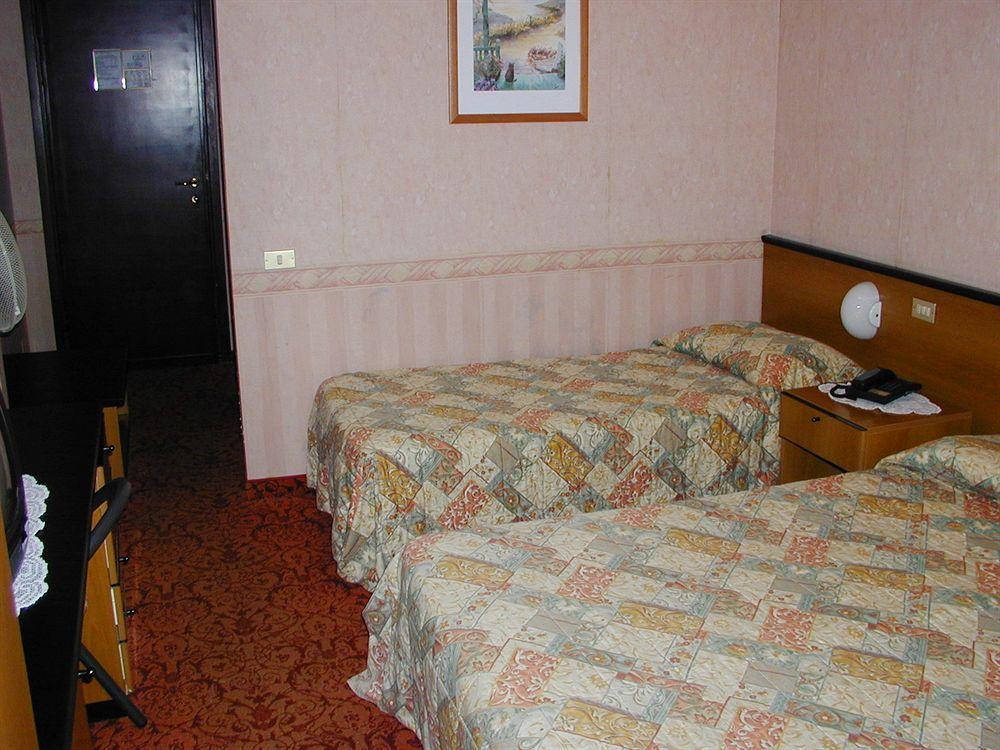 Hotel Aries Lesa Exterior foto
