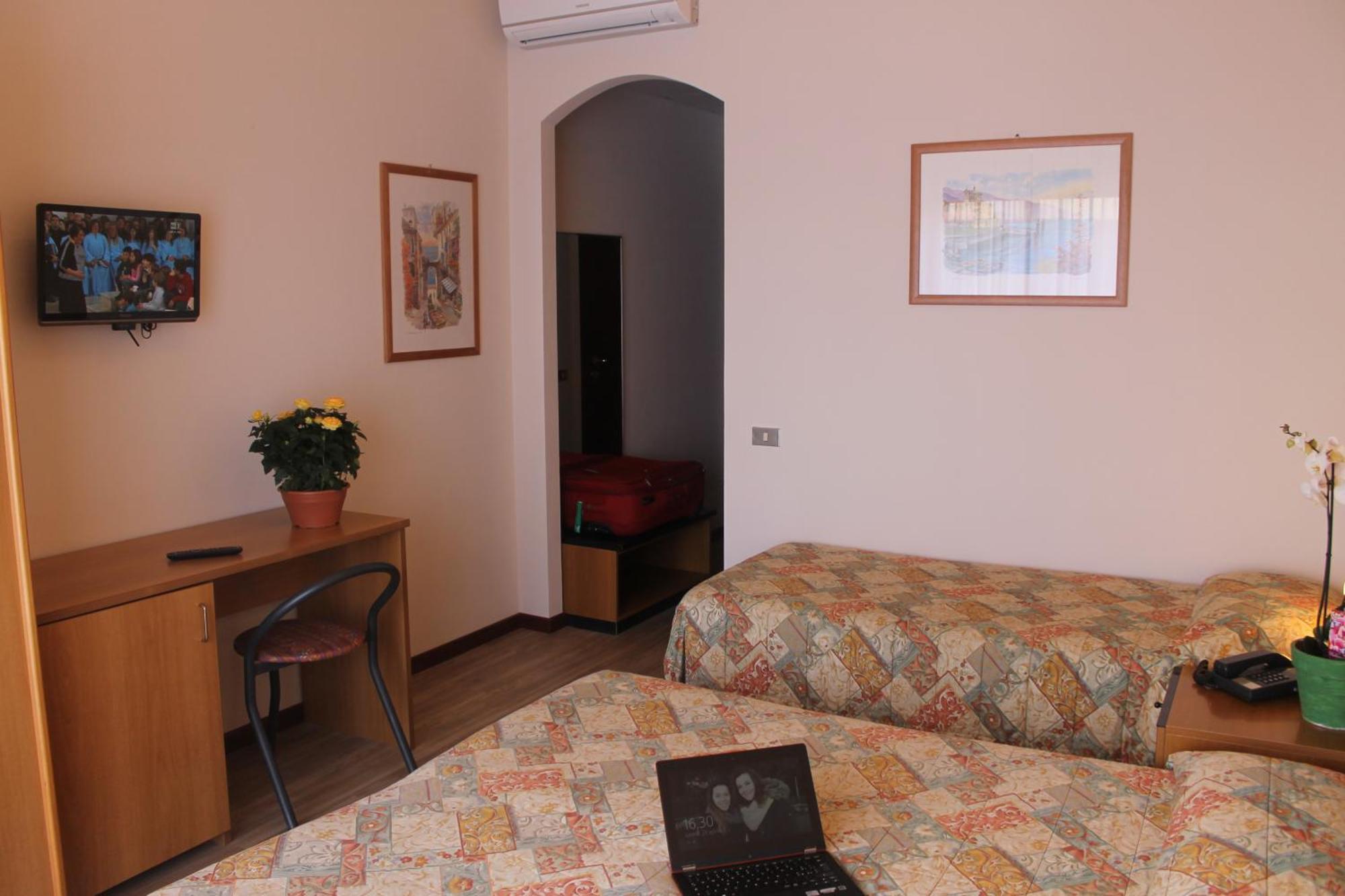 Hotel Aries Lesa Habitación foto