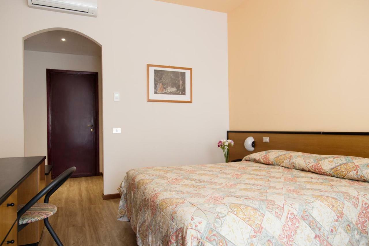 Hotel Aries Lesa Exterior foto